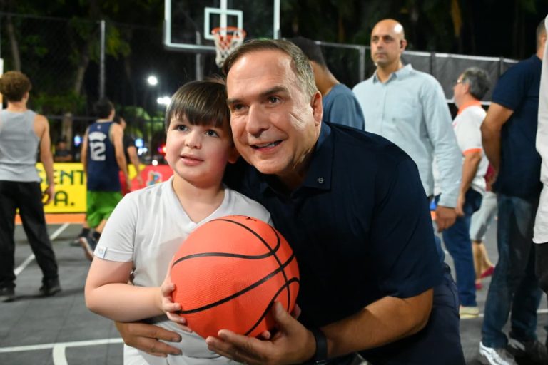Prefeito Sandro Mabel entrega quadra revitalizada na Praça do Avião, em Goiânia