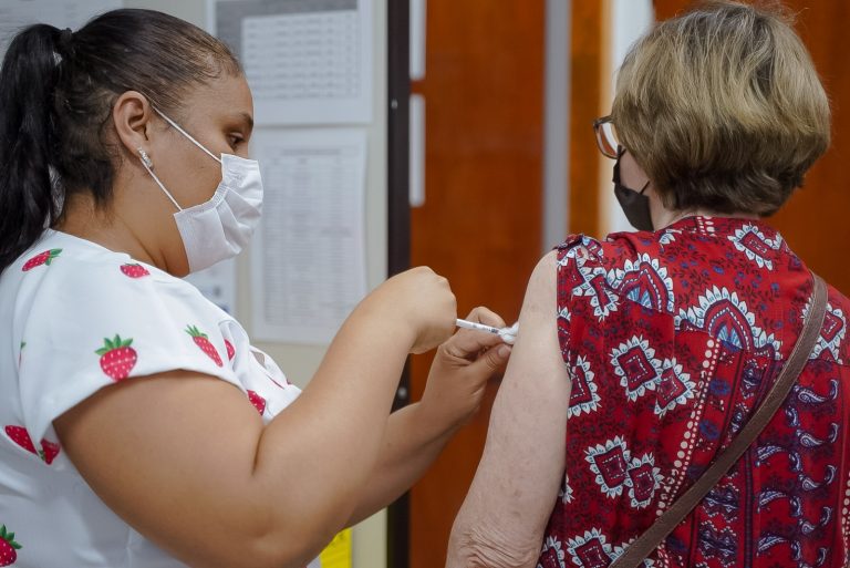 Goiás registra mais de 2,7 mil casos de SRAG em 2026; idosos concentram 70% das mortes