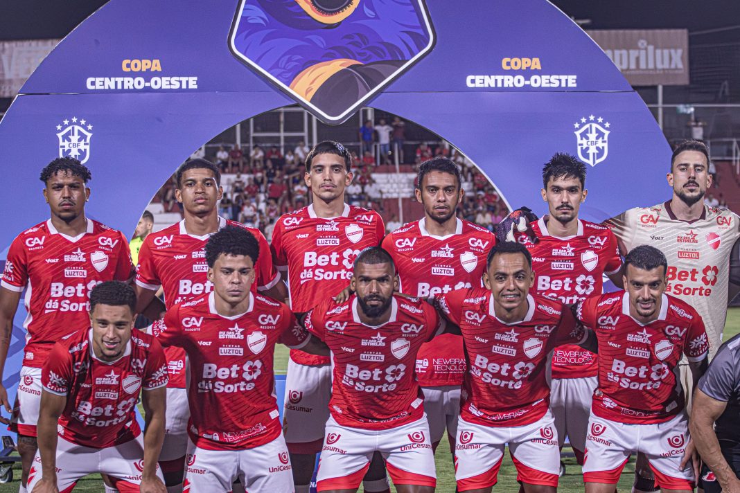 Elenco do Vila Nova antes de vitória diante do Operário-MS pela Copa Centro-Oeste