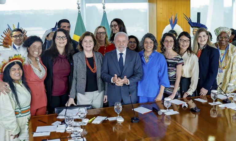 Lula sanciona leis que ampliam proteção às mulheres e reforçam combate à violência