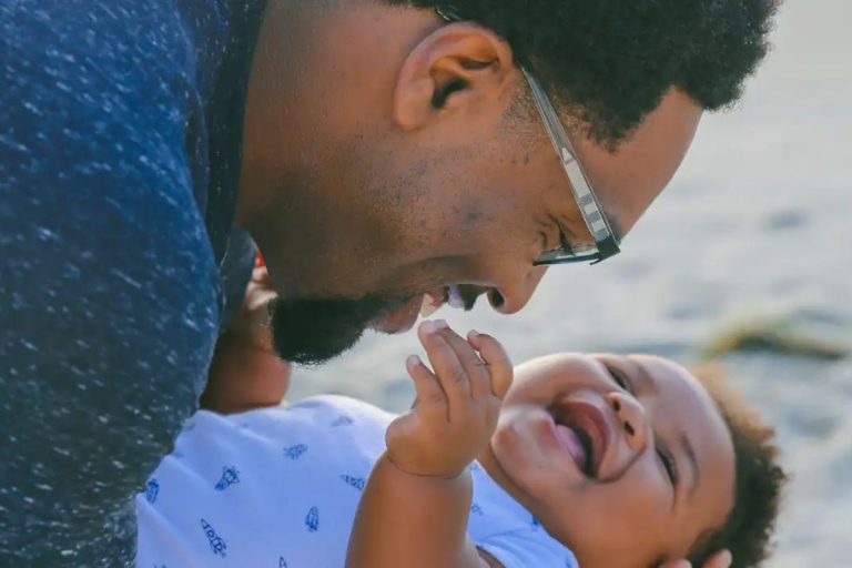 Câmara de Goiânia aprova projeto que amplia licença-paternidade de servidores públicos para 40 dias