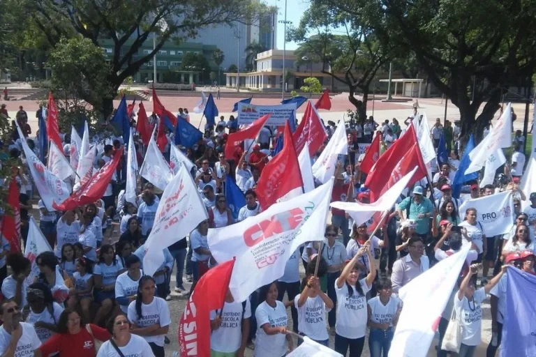 Servidores em manifestação.