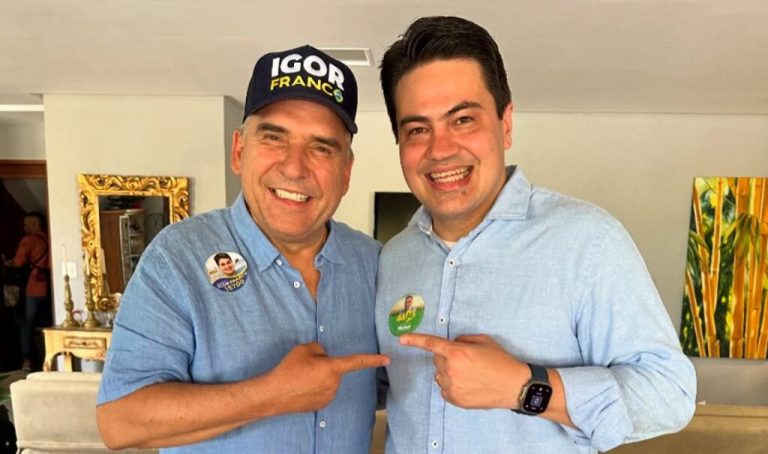 Sandro Mabel e Igor Franco em encontro na casa do gestor.