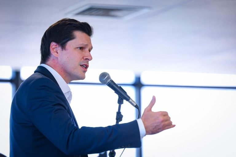 Em Goiás, agressores de mulheres terão que pagar por tornozeleira eletrônica, anuncia Daniel Vilela