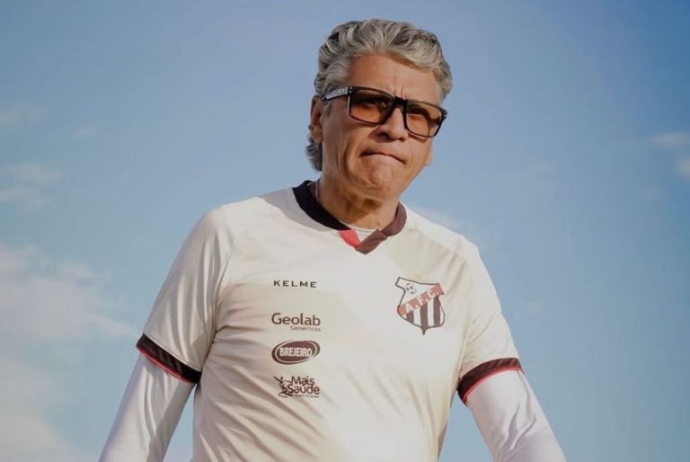 Ângelu Luiz em ação com a camisa do Anápolis.