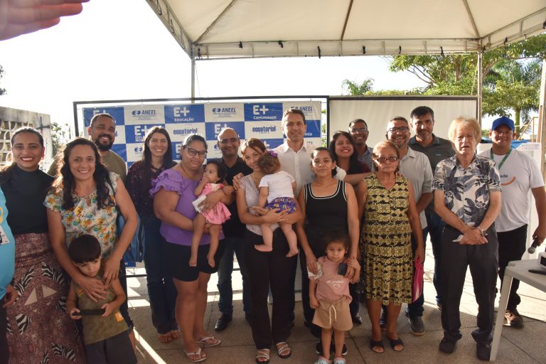 Prefeito Leandro Vilela e Equatorial sorteiam 50 geladeiras para famílias de baixa renda em Aparecida 