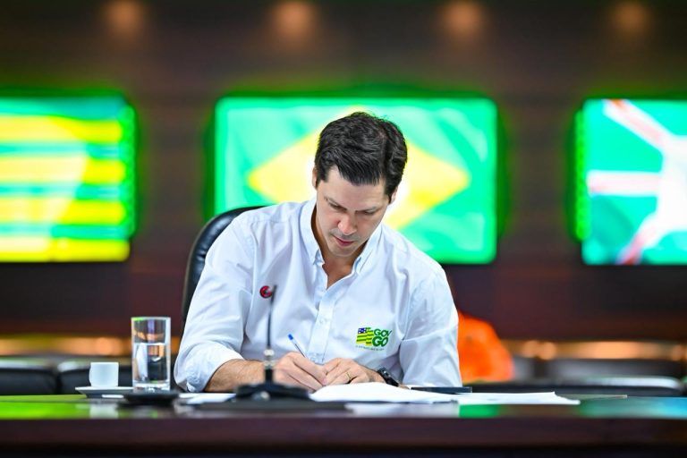 Daniel Vilela assina adesão a programa federal e Goiás passa a subsidiar diesel em R$ 0,60 por litro