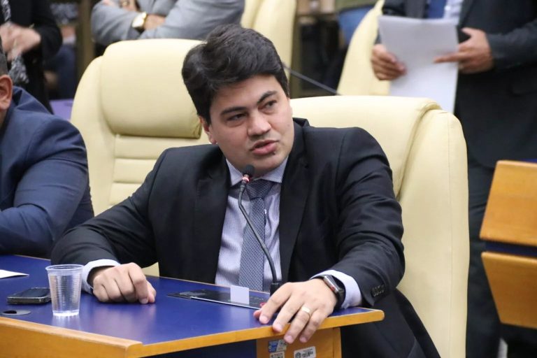 Justiça manda vereador Igor Franco excluir vídeos com IA contra Prefeito Sandro Mabel e proíbe novas postagens 