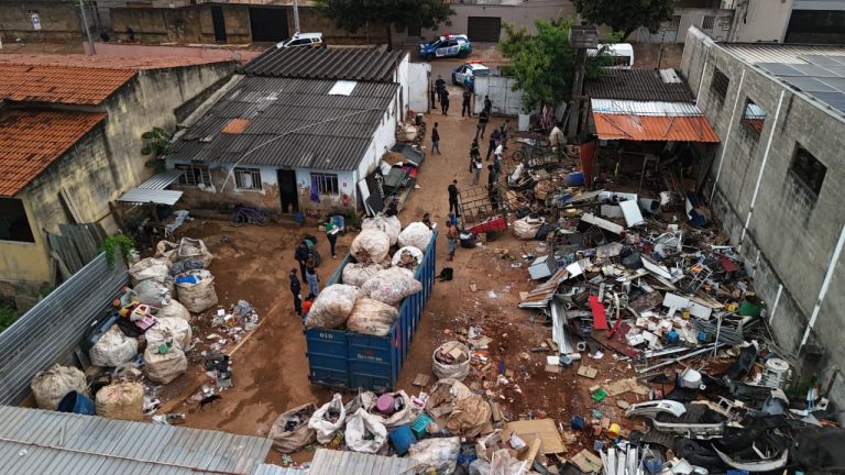 Operação integrada fiscaliza recicladoras, aborda 35 pessoas e apreende drogas em Goiânia