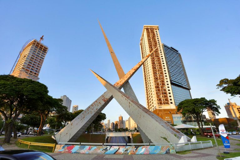 Prefeitura de Goiânia interdita trincheira da Avenida 85 para obras no Monumento dos Três Marcos; veja os desvios