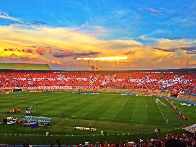 Torcida do Vila Nova no Serra Dourada