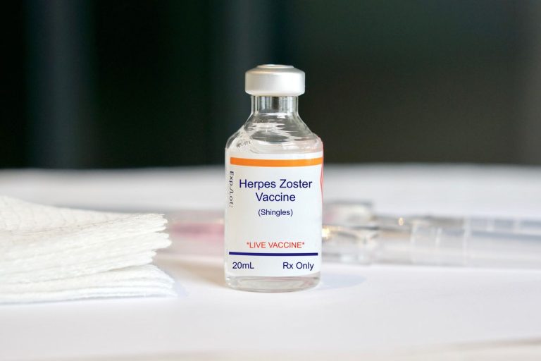 Alego deve aprovar projeto que garante vacina contra herpes-zóster para maiores de 50 anos em Goiás nesta quarta (20)