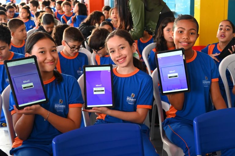 Prefeitura de Goiânia inicia entrega de mais de 15 mil tablets para alunos da rede municipal
