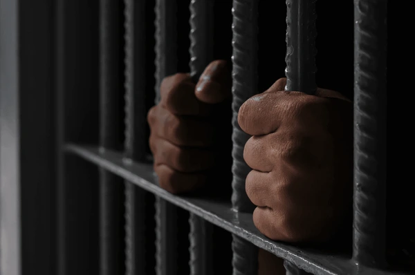 Homem é preso após atacar rival com barra de ferro em Piracanjuba