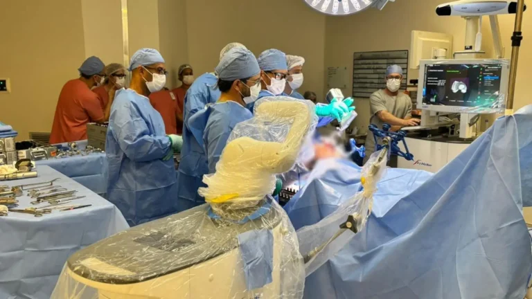 Hospital Albert Einstein de Goiânia realiza primeira cirurgia de joelho com robô SkyWalker em Goiás