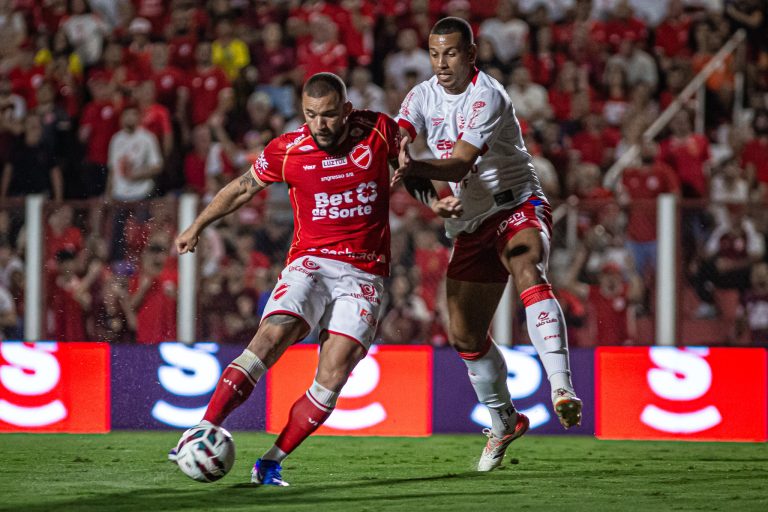 Vila Nova vence o Náutico em jogo eletrizante por 4 a 3 e reassume a liderança da Série B