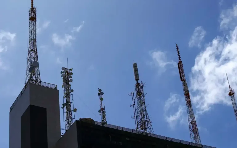 Antenas de telefonia deixam de precisar de licença ambiental estadual em Goiás após decisão do STF