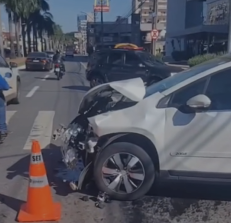 Colisão entre veículos deixa ferido em cruzamento das avenidas T-63 e T-15