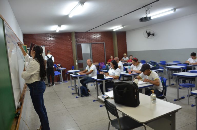 Governo de Goiás abre matrículas da EJA para quem deseja concluir os estudos