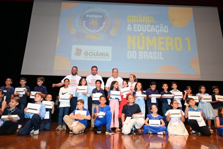Prefeitura de Goiânia entrega 380 tablets a alunos com melhor desempenho em português e matemática
