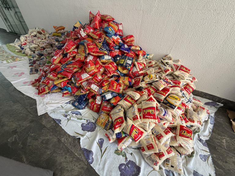 Prefeitura de Goiânia entrega 1 tonelada de alimentos arrecadados na Pecuária a famílias de pacientes do Araújo Jorge