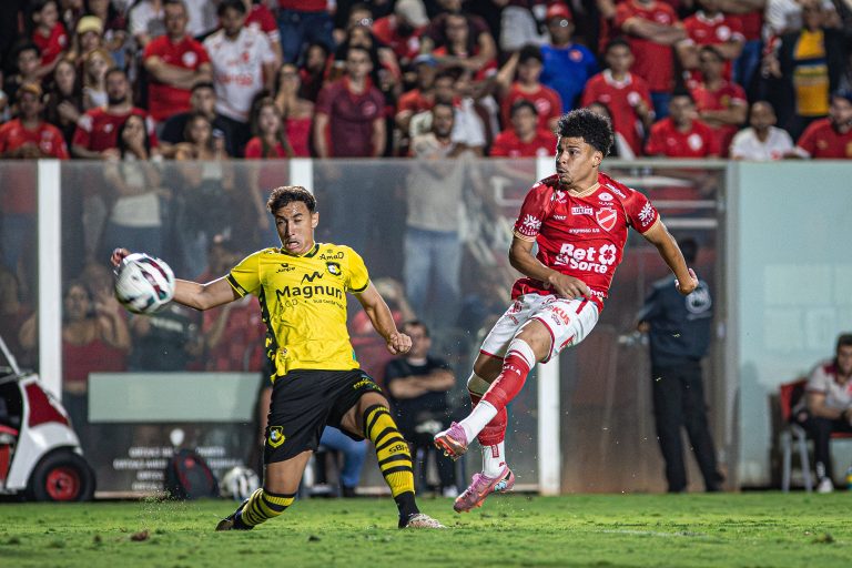 Janderson marca nos acréscimos, Vila Nova vence o São Bernardo por 2 a 1 e retoma a liderança da Série B