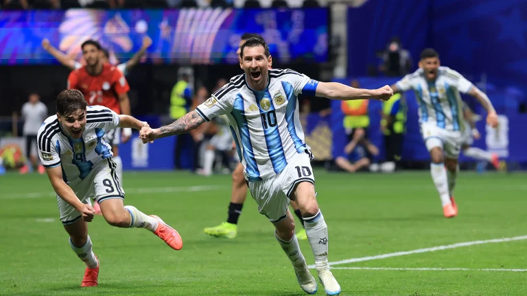 Com virada emocionante, Argentina derrota o Egito por 3 a 2 e encara a Suíça nas quartas 