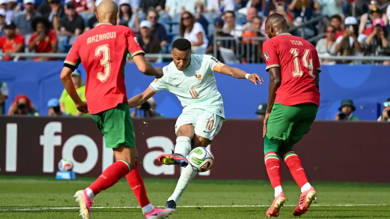 Com gols de Mbappé e Dembélé, França derrota Marrocos por 2 a 0 e avança à semifinal