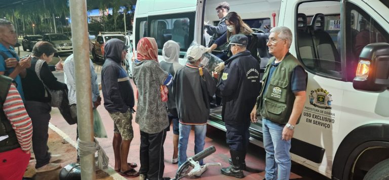 Acolhimento população em situação de rua durante abordagem realizada por equipes da Prefeitura de Goiânia.