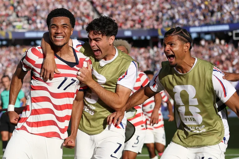 Balogun e Tillman decidem, Estados Unidos vencem a Bósnia por 2 a 0 e garantem vaga nas oitavas de final