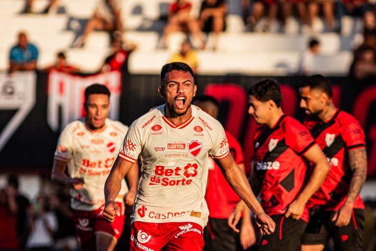 Dudu após marcar em clássico diante do Atlético-GO pela Série B.