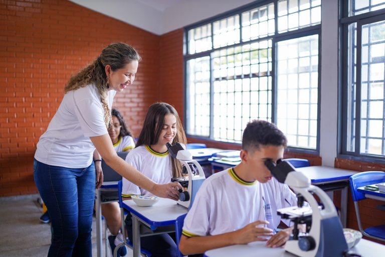 Goiás concede progressão na carreira e reajuste salarial a quase 2 mil professores da rede estadual