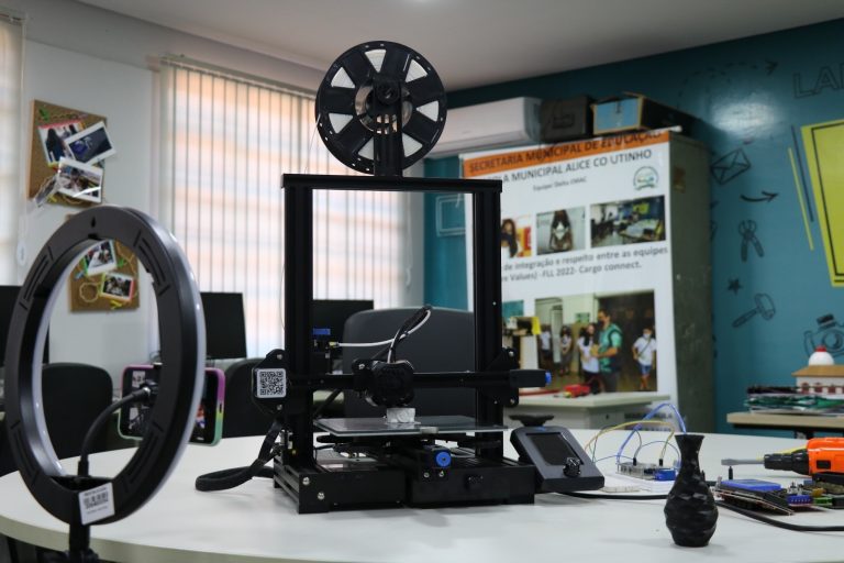 Programa Start leva robótica, programação e inteligência artificial a seis escolas municipais de Goiânia