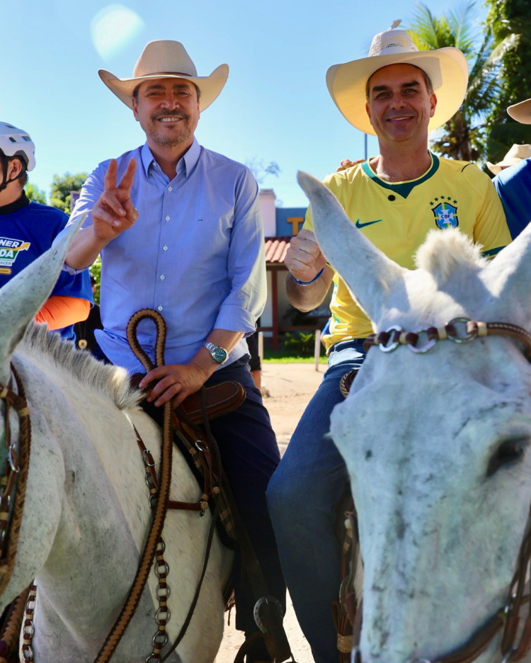 Flávio Bolsonaro e Wilder Morais fazem carreata em Goiânia neste domingo (27)