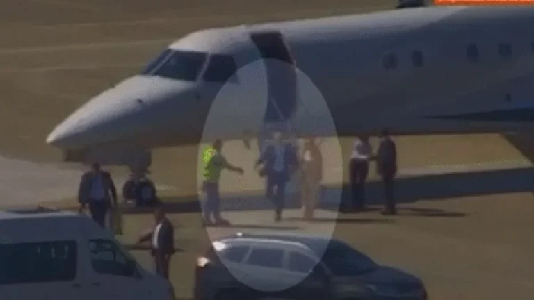 Vídeo mostra Moraes e esposa desembarcando de jatinho ligado a Daniel Vorcaro