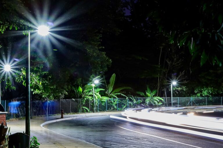Aplicativo Brilha Goiânia permite solicitar reparos na iluminação pública pelo celular