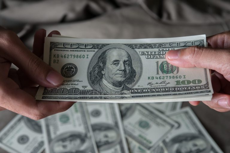 Mercado financeiro reage à eleição com queda na Bolsa e alta do dólar