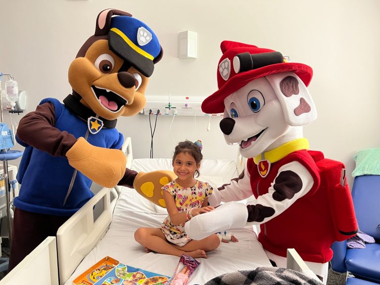 Hecad celebra mês das crianças com teatro, cineminha e oficinas para pacientes internados