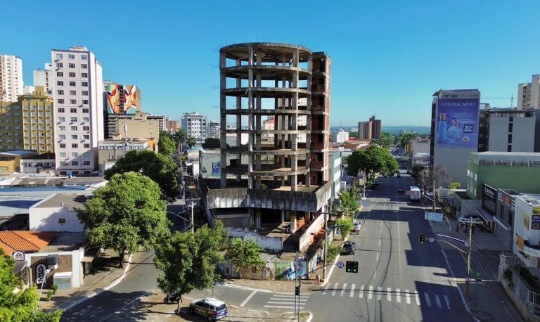 Prédio abandonado há 30 anos no Centro de Goiânia terá obras retomadas
