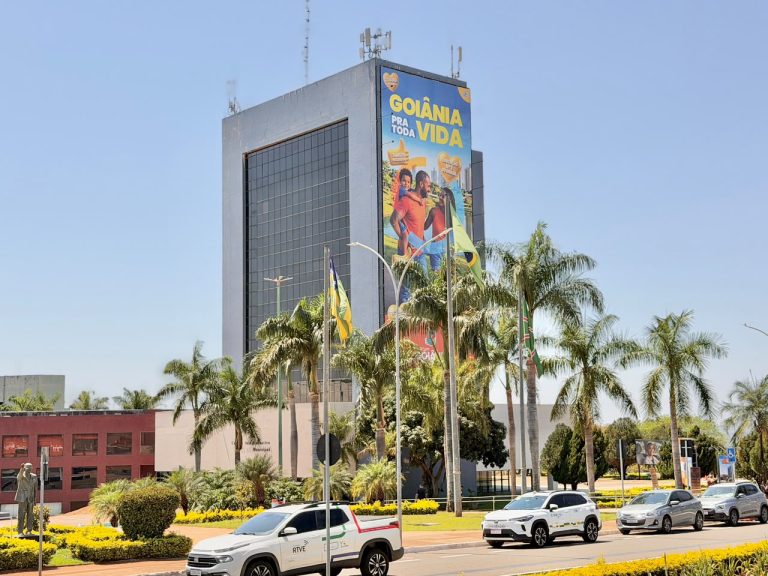 Prefeitura de Goiânia propõe nova tabela salarial para administrativos da Educação até 2030