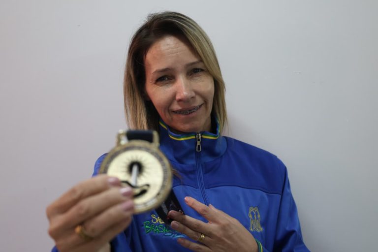 Professora da rede municipal de Goiânia conquista ouro em competição internacional na Argentina