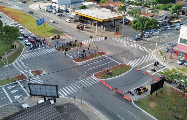 Prefeitura substitui rotatória por cruzamento semaforizado no Parque Amazônia