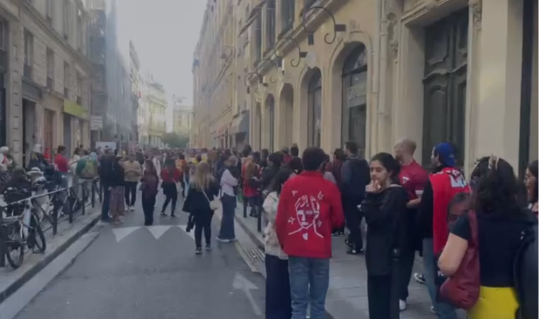 Brasileiros enfrentam fila extensa de duas horas para votar no consulado em Paris