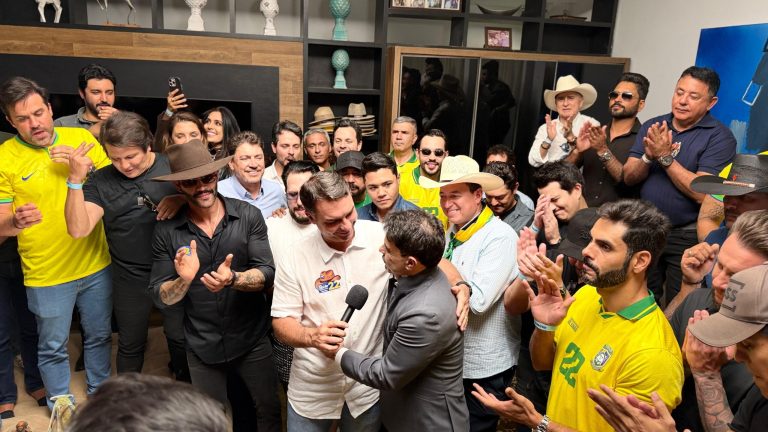 Cantores sertanejos se reúnem com Flávio Bolsonaro em fazenda de Goiás a quatro dias da eleição