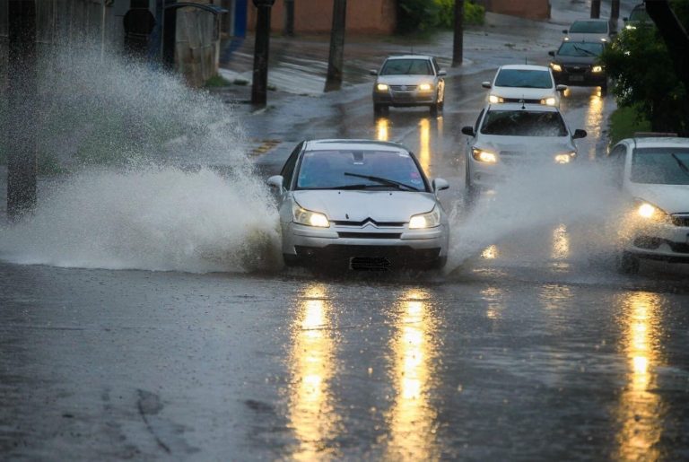 Inmet emite alerta de chuvas intensas, raios e ventos de até 60 km/h em Goiás